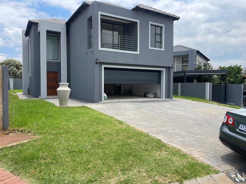 3 Bedroom 2 bathroom property in Gateway Manor,Hartebeespoort for sale!!! - Photo 2