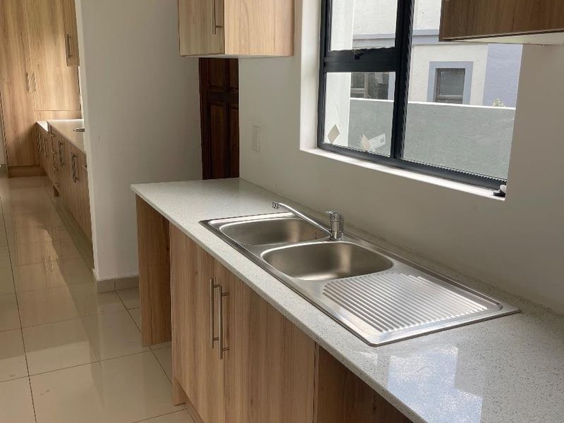 3 Bedroom 2 bathroom property in Gateway Manor,Hartebeespoort for sale!!! - Photo 5