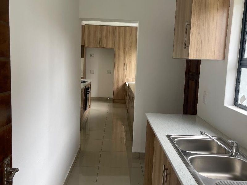 3 Bedroom 2 bathroom property in Gateway Manor,Hartebeespoort for sale!!! - Photo 6