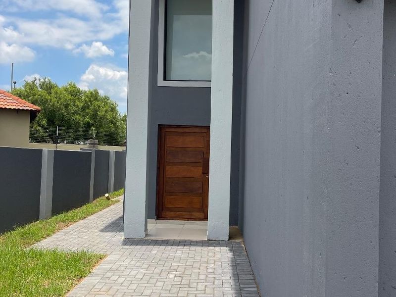 3 Bedroom 2 bathroom property in Gateway Manor,Hartebeespoort for sale!!! - Photo 3