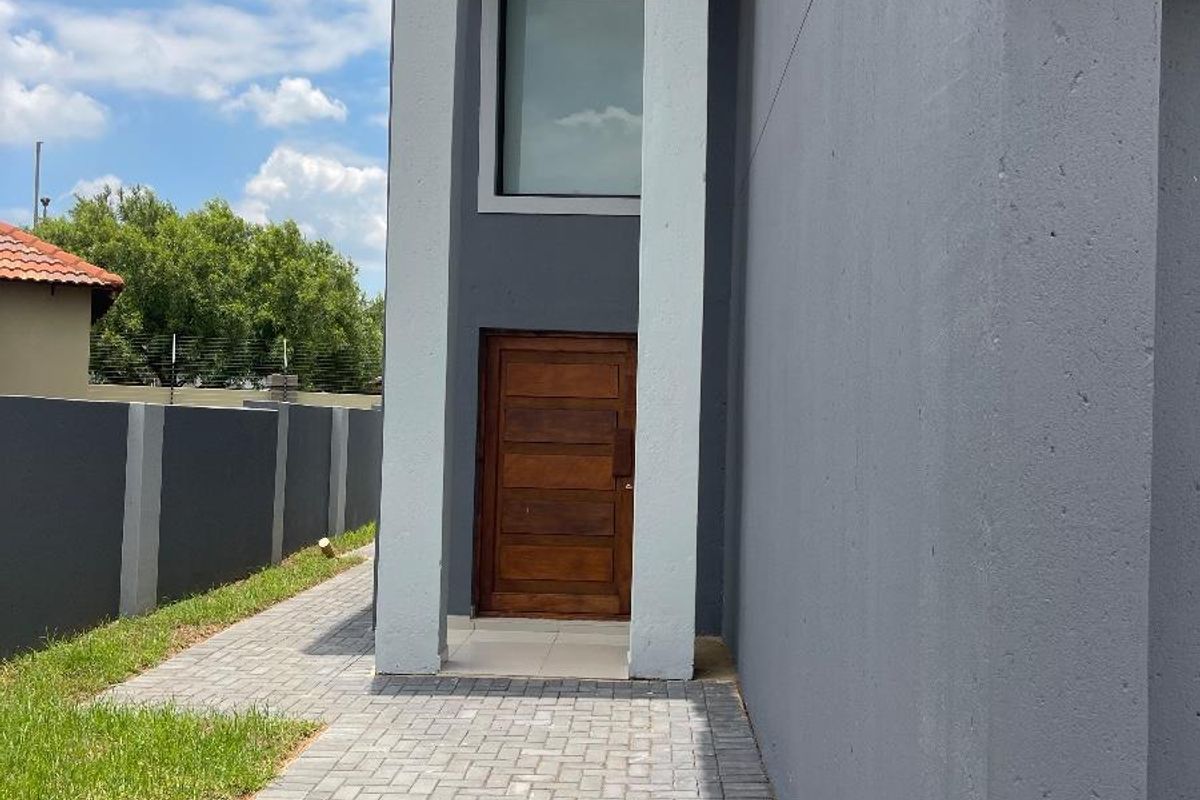 3 Bedroom 2 bathroom property in Gateway Manor,Hartebeespoort for sale!!! - Photo 3
