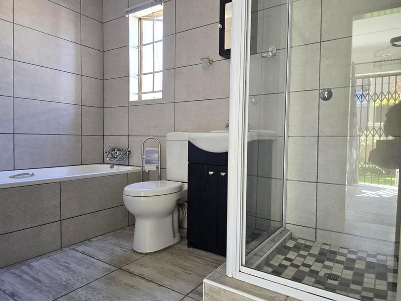 Stylish and Secure Living in the Heart of Glen Marais 2 Bedroom - Photo 6