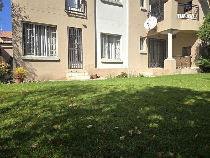 Stylish and Secure Living in the Heart of Glen Marais 2 Bedroom - Photo 2