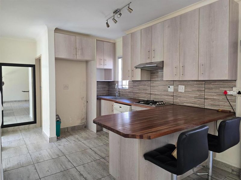 Stylish and Secure Living in the Heart of Glen Marais 2 Bedroom - Photo 3