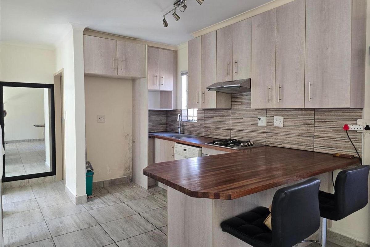 Stylish and Secure Living in the Heart of Glen Marais 2 Bedroom - Photo 3