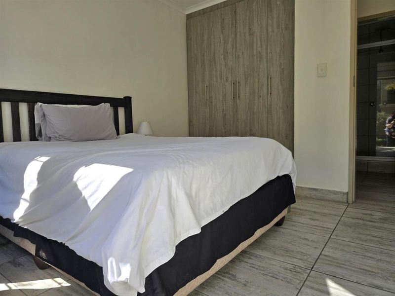 Stylish and Secure Living in the Heart of Glen Marais 2 Bedroom - Photo 4