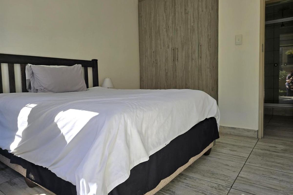 Stylish and Secure Living in the Heart of Glen Marais 2 Bedroom - Photo 4