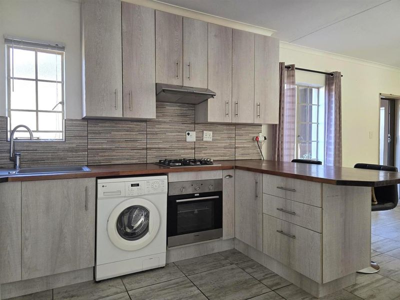 Stylish and Secure Living in the Heart of Glen Marais 2 Bedroom - Photo 5