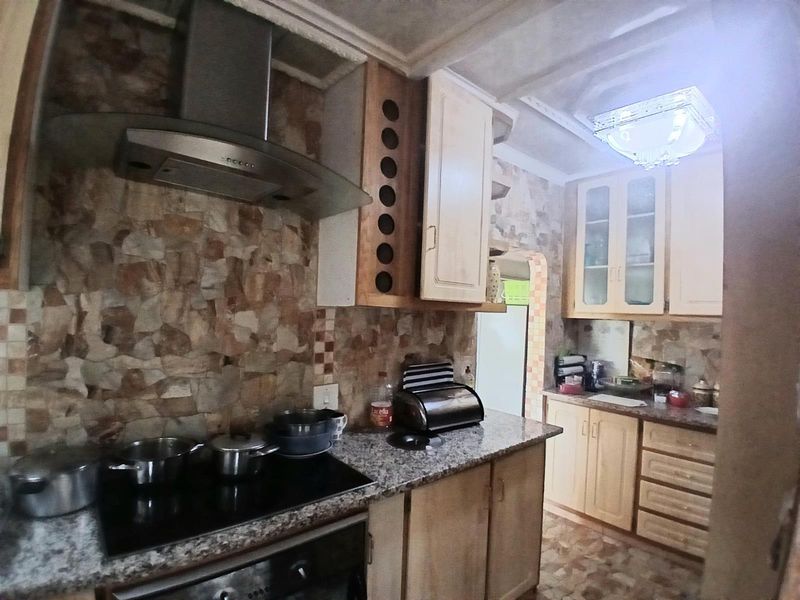 Exclusive home For Sale in The Orchards, Akasia - Photo 6