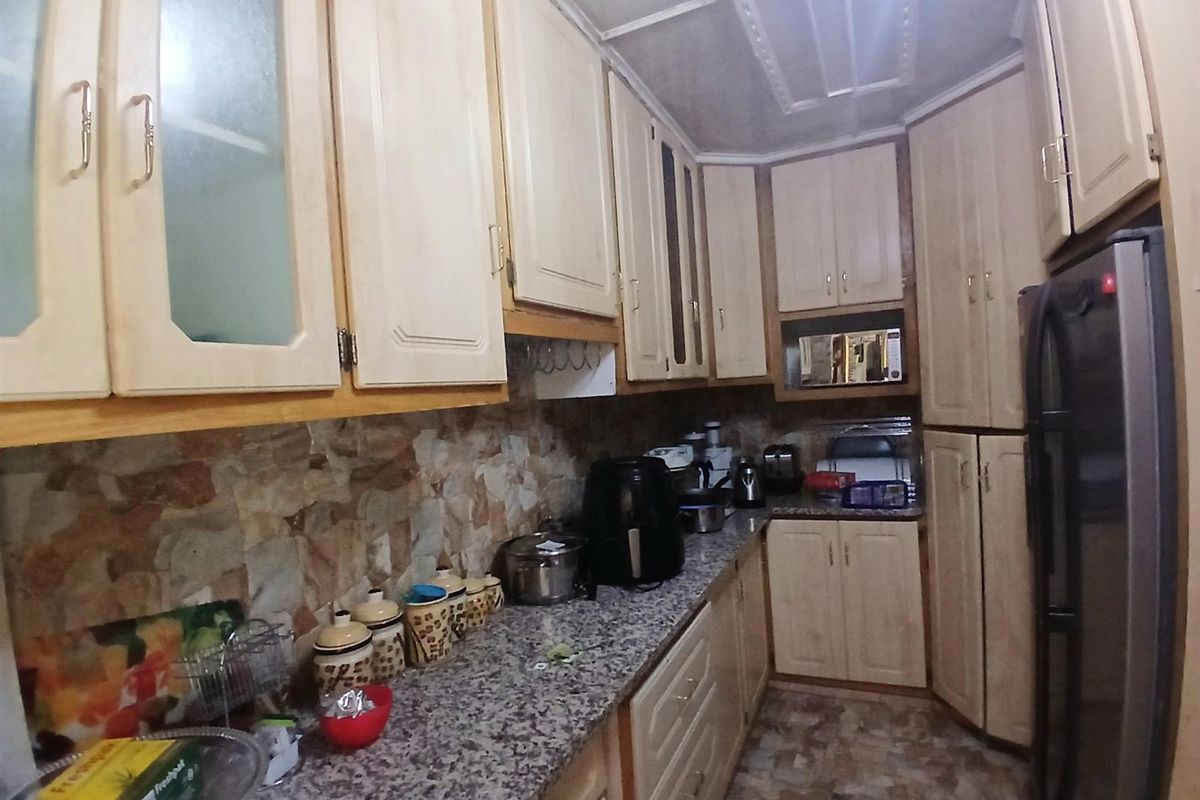 Exclusive home For Sale in The Orchards, Akasia - Photo 5