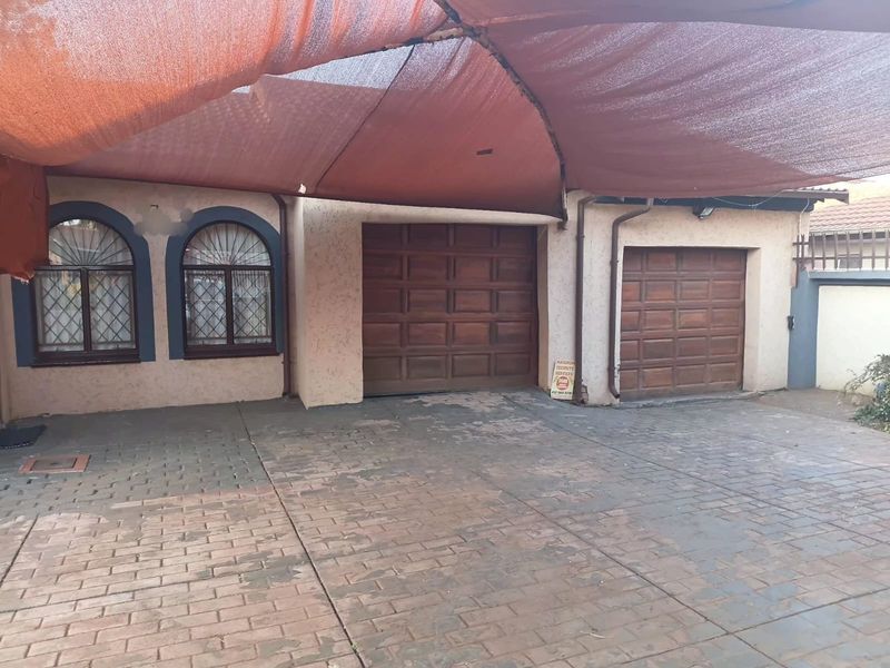 Exclusive home For Sale in The Orchards, Akasia - Photo 2