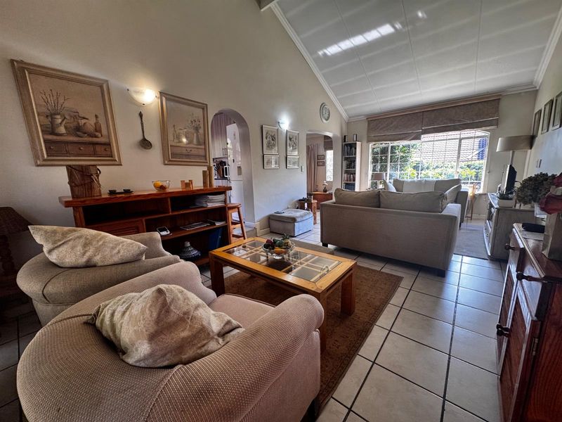 Elegant Single-Storey 3-Bedroom Townhouse with Private Garden in Secure Edenburg Cul-de-Sac - Photo 4