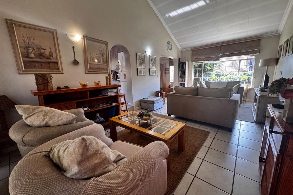 Elegant Single-Storey 3-Bedroom Townhouse with Private Garden in Secure Edenburg Cul-de-Sac - Photo 4