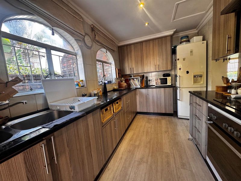 Elegant Single-Storey 3-Bedroom Townhouse with Private Garden in Secure Edenburg Cul-de-Sac - Photo 10