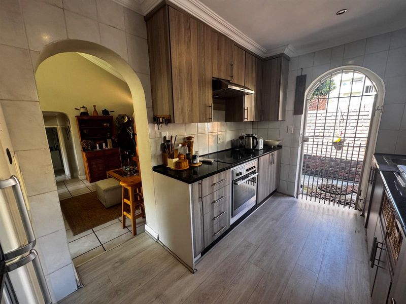 Elegant Single-Storey 3-Bedroom Townhouse with Private Garden in Secure Edenburg Cul-de-Sac - Photo 9