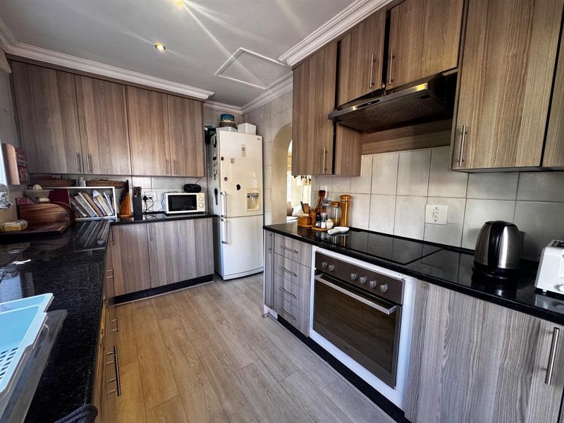 Elegant Single-Storey 3-Bedroom Townhouse with Private Garden in Secure Edenburg Cul-de-Sac - Photo 8