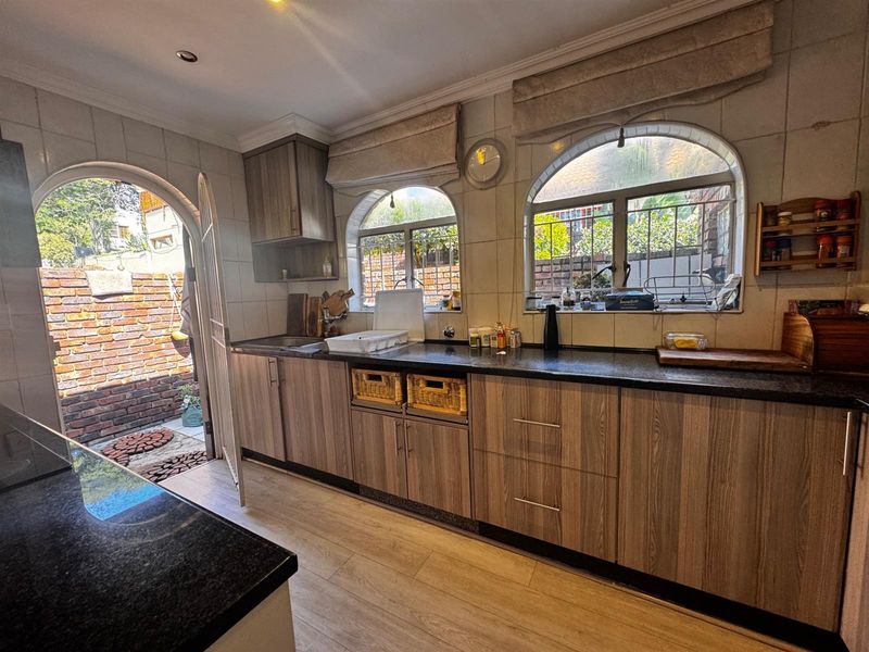 Elegant Single-Storey 3-Bedroom Townhouse with Private Garden in Secure Edenburg Cul-de-Sac - Photo 7