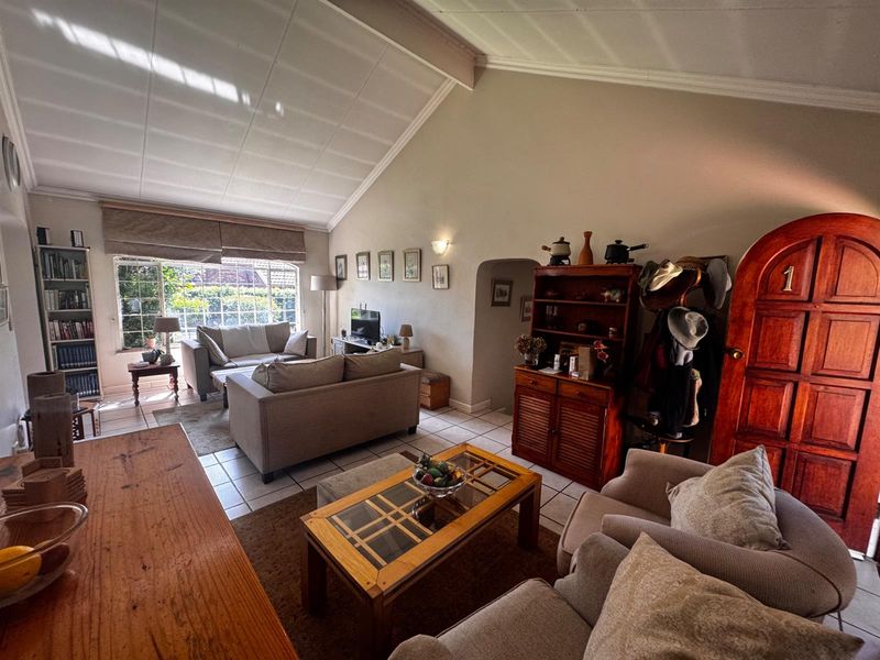 Elegant Single-Storey 3-Bedroom Townhouse with Private Garden in Secure Edenburg Cul-de-Sac - Photo 6