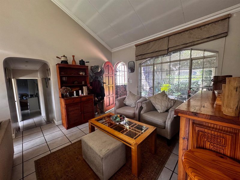 Elegant Single-Storey 3-Bedroom Townhouse with Private Garden in Secure Edenburg Cul-de-Sac - Photo 5
