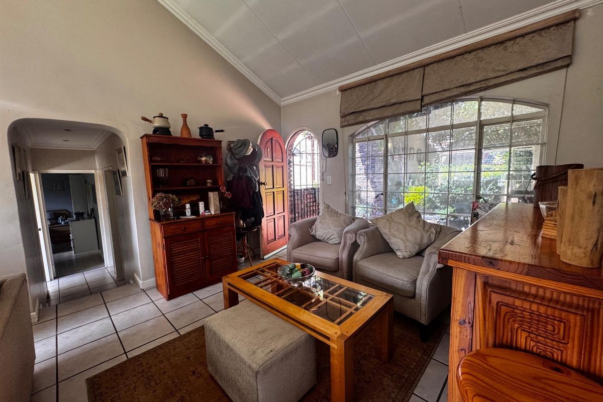 Elegant Single-Storey 3-Bedroom Townhouse with Private Garden in Secure Edenburg Cul-de-Sac - Photo 5