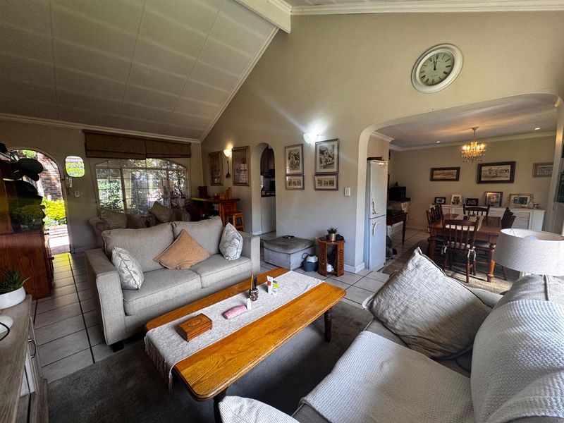 Elegant Single-Storey 3-Bedroom Townhouse with Private Garden in Secure Edenburg Cul-de-Sac - Photo 2