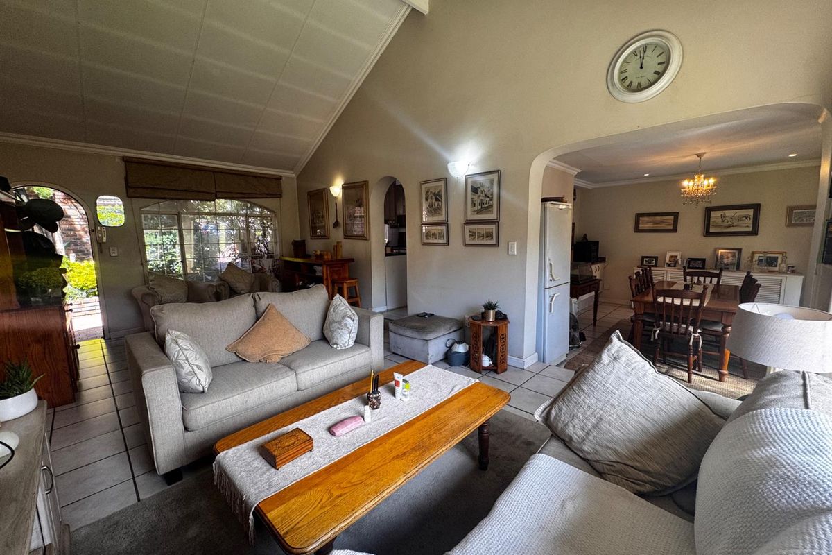 Elegant Single-Storey 3-Bedroom Townhouse with Private Garden in Secure Edenburg Cul-de-Sac - Photo 2