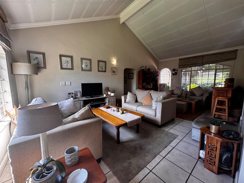 Elegant Single-Storey 3-Bedroom Townhouse with Private Garden in Secure Edenburg Cul-de-Sac - Photo 3