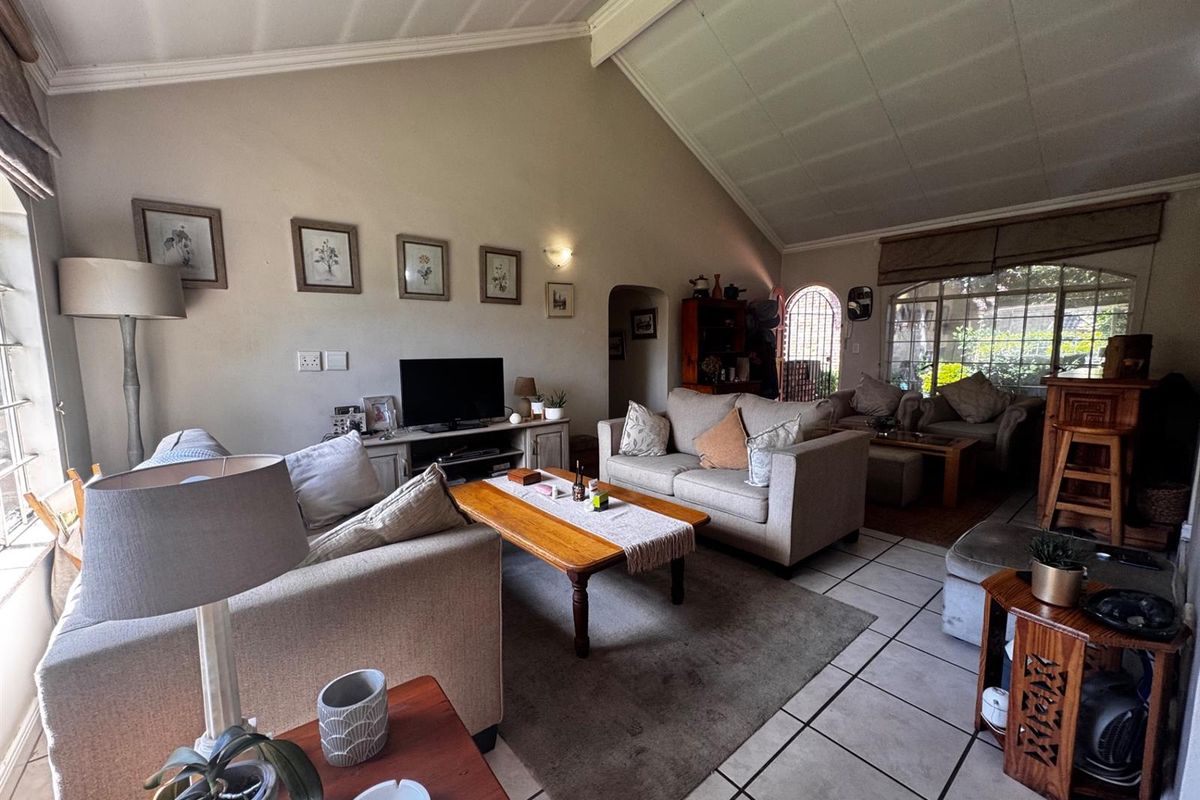 Elegant Single-Storey 3-Bedroom Townhouse with Private Garden in Secure Edenburg Cul-de-Sac - Photo 3