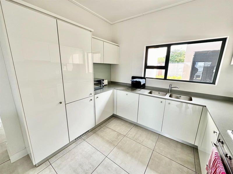 2 Bedroom Fully Furnished Apartment To Rent in The Polofields, Waterfall, Midrand - Photo 8