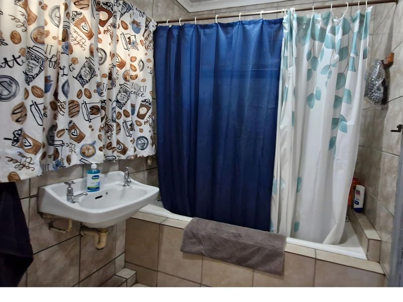 Family Home with Separate Flatlet - Great Investment Opportunity with lots of potential - Photo 10