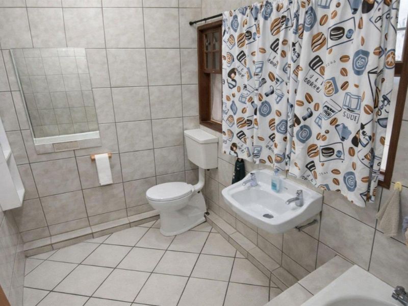 Family Home with Separate Flatlet - Great Investment Opportunity with lots of potential - Photo 9