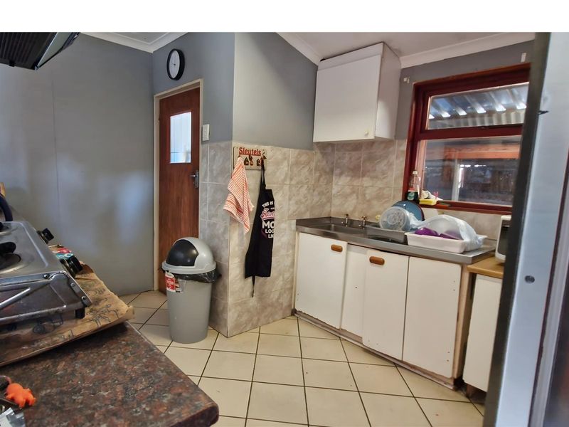 Family Home with Separate Flatlet - Great Investment Opportunity with lots of potential - Photo 3