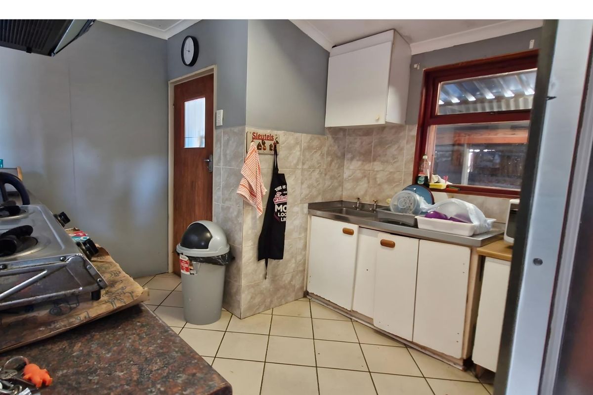 Family Home with Separate Flatlet - Great Investment Opportunity with lots of potential - Photo 3
