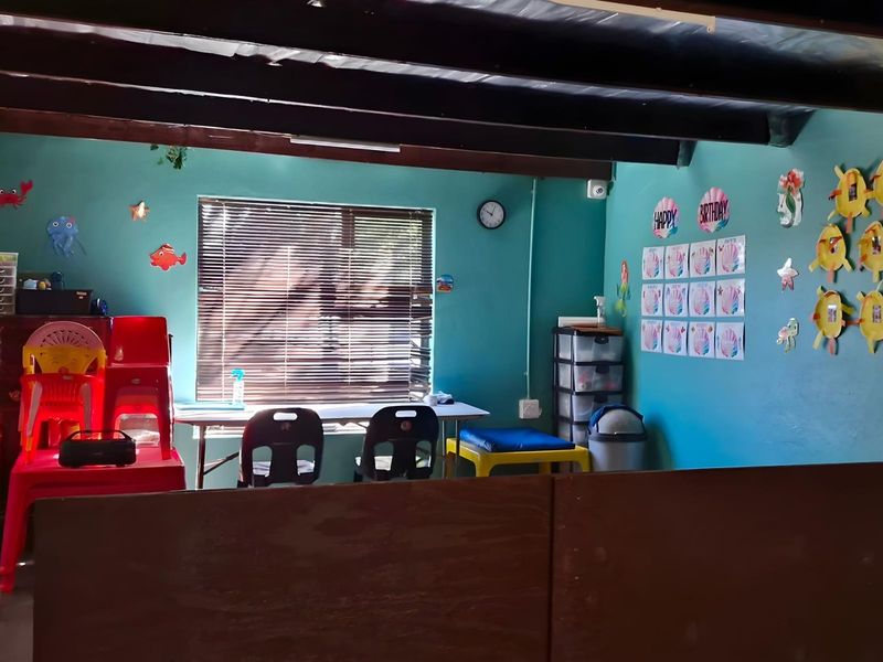 Family Home with Separate Flatlet - Great Investment Opportunity with lots of potential - Photo 8