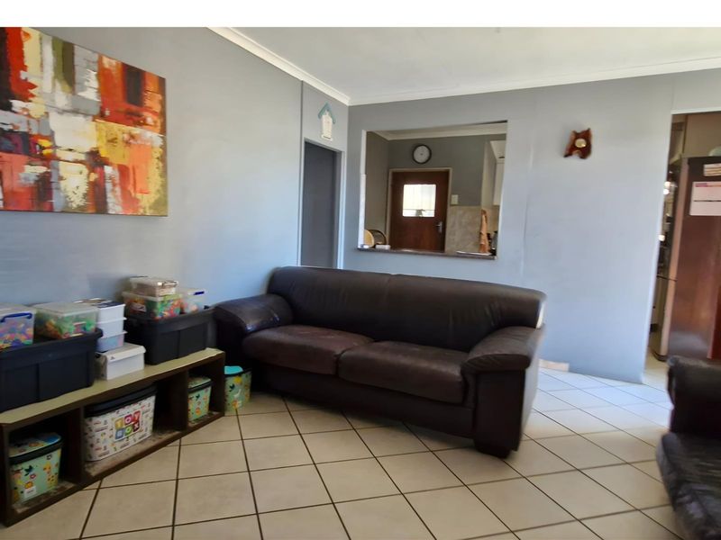 Family Home with Separate Flatlet - Great Investment Opportunity with lots of potential - Photo 6