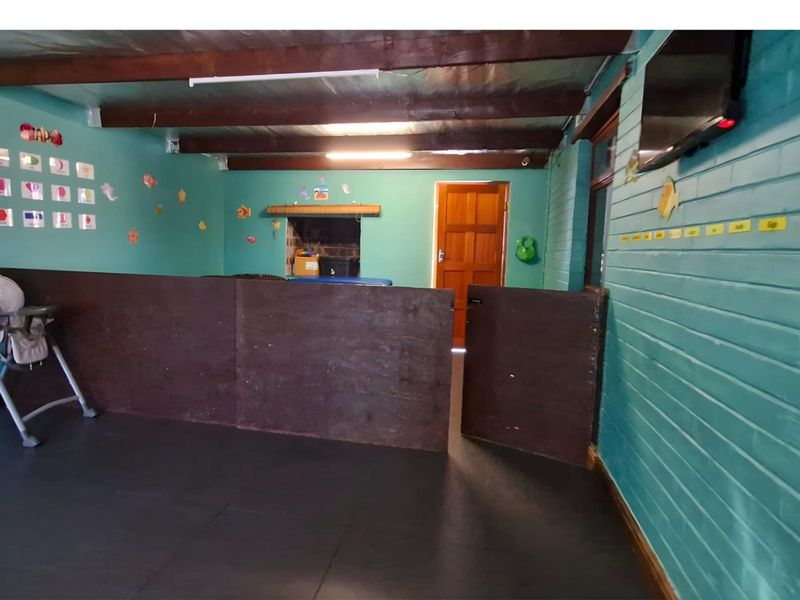 Family Home with Separate Flatlet - Great Investment Opportunity with lots of potential - Photo 7