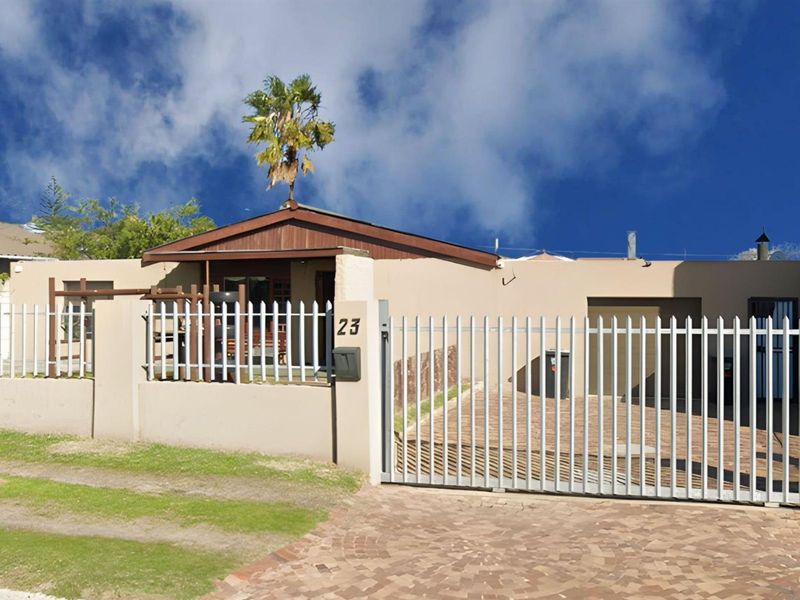 Family Home with Separate Flatlet - Great Investment Opportunity with lots of potential - Photo 2