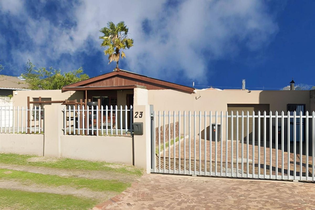 Family Home with Separate Flatlet - Great Investment Opportunity with lots of potential - Photo 2