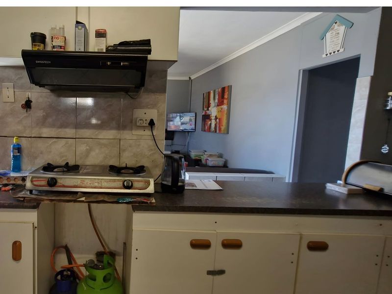 Family Home with Separate Flatlet - Great Investment Opportunity with lots of potential - Photo 5