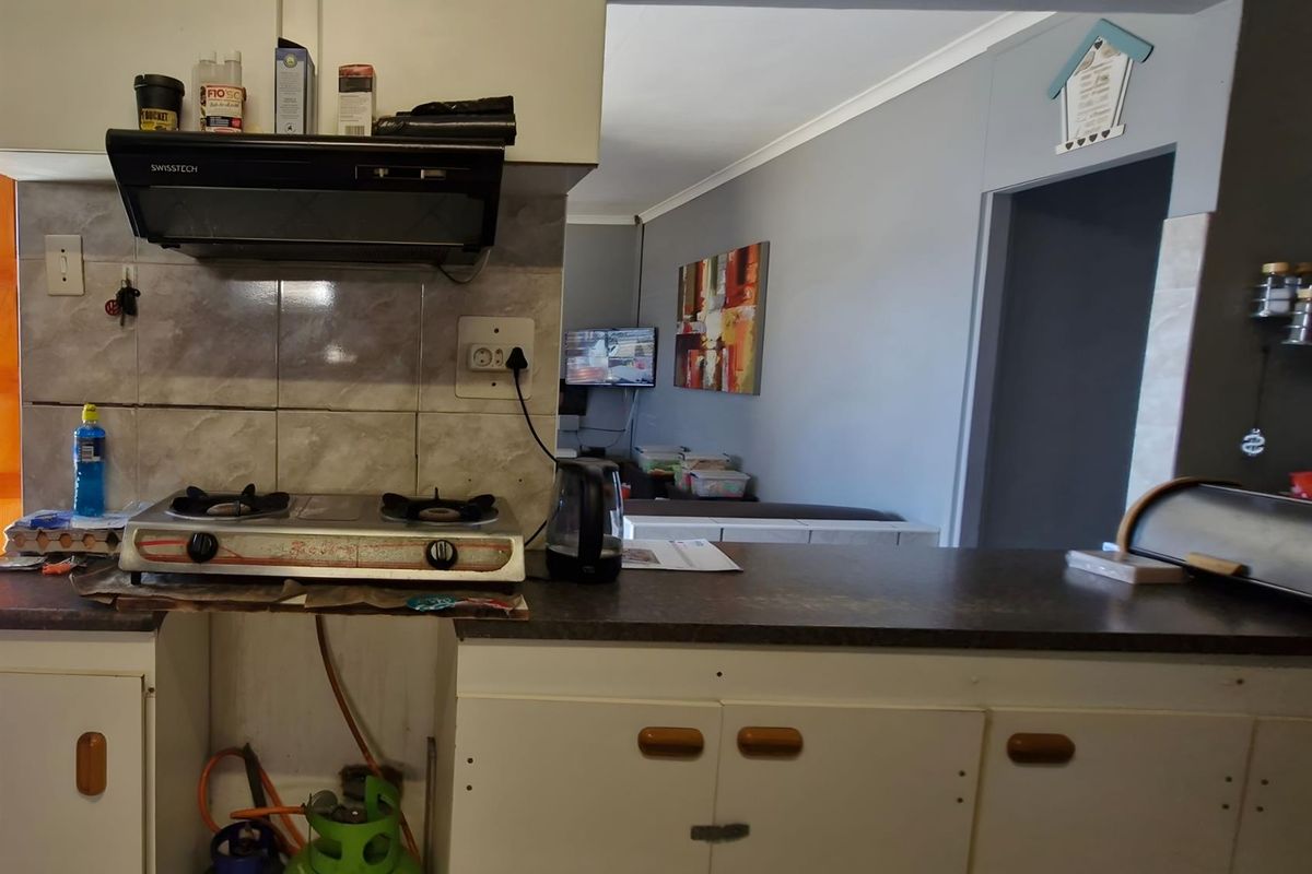 Family Home with Separate Flatlet - Great Investment Opportunity with lots of potential - Photo 5
