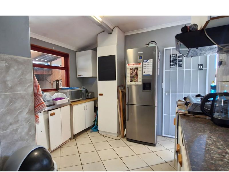 Family Home with Separate Flatlet - Great Investment Opportunity with lots of potential - Photo 4