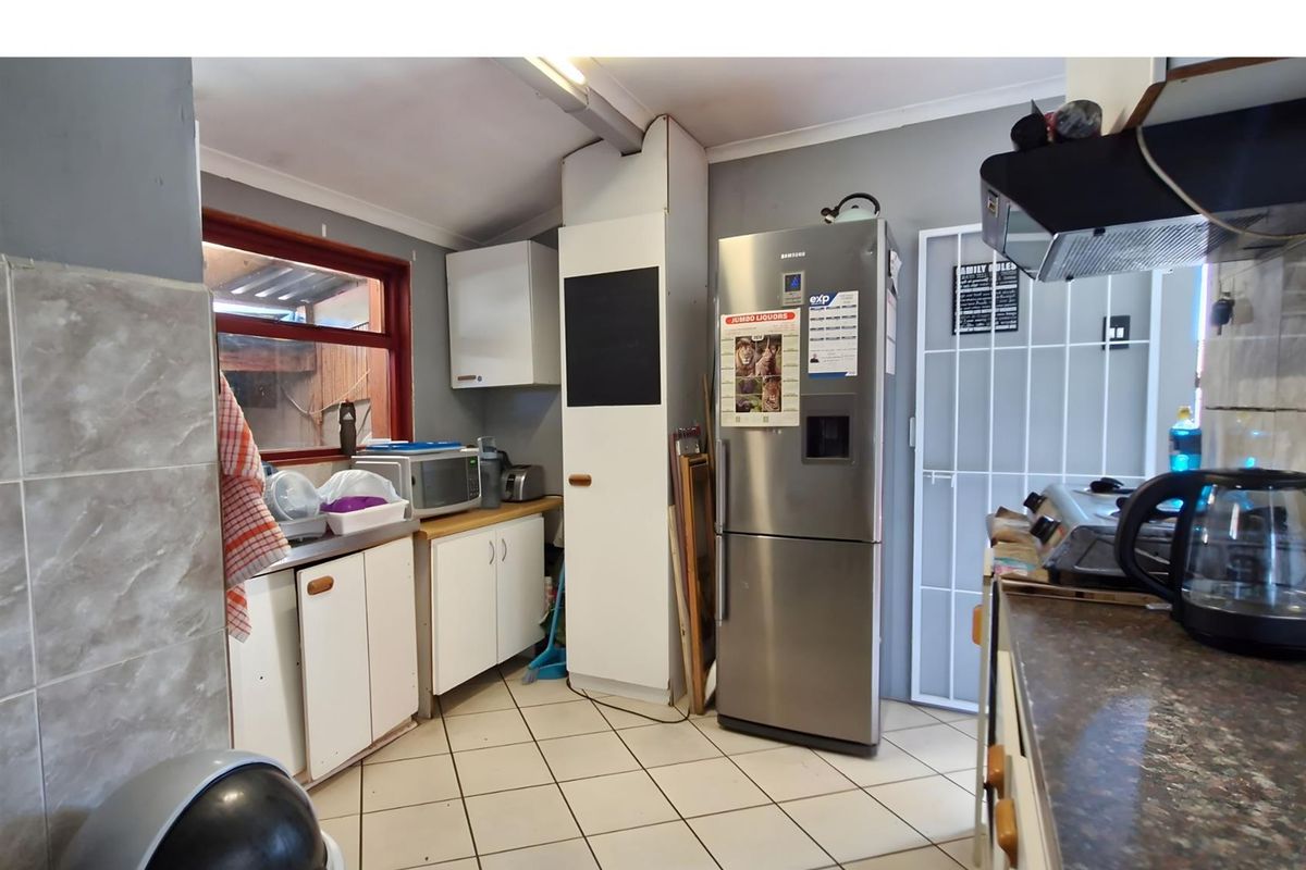 Family Home with Separate Flatlet - Great Investment Opportunity with lots of potential - Photo 4