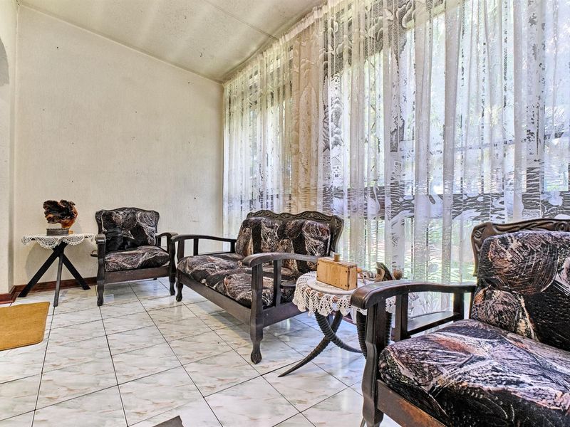 Create the family home of your dreams! Massive Potential with ideal Location - Photo 3