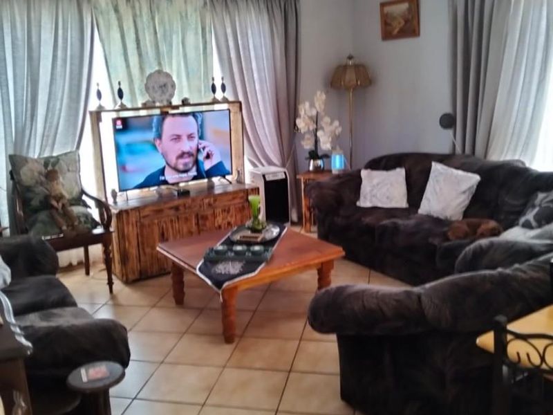 House For Sale in Beaconsfield, Kimberley - Photo 9