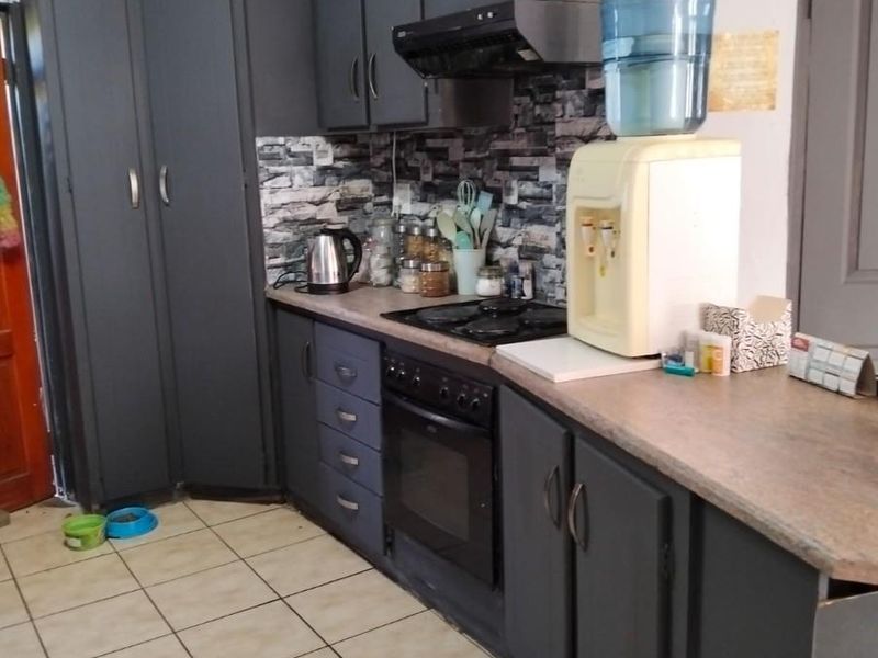 House For Sale in Beaconsfield, Kimberley - Photo 2