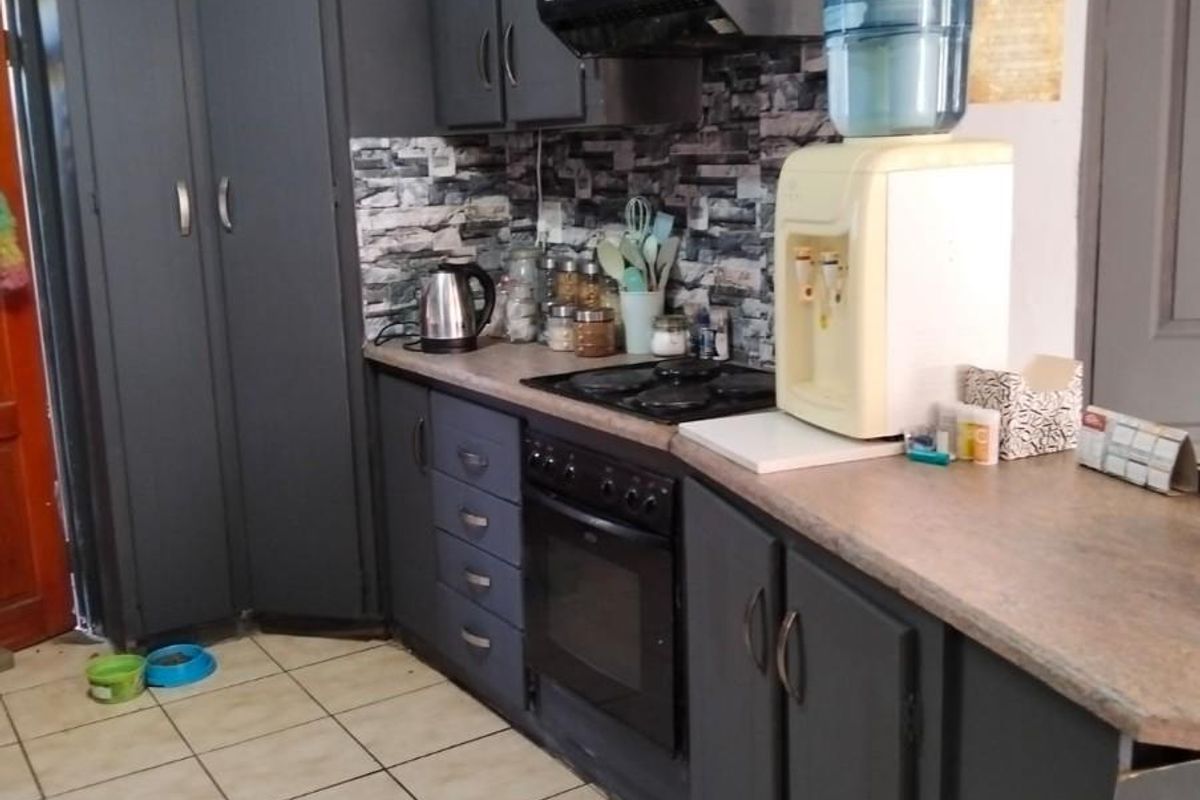 House For Sale in Beaconsfield, Kimberley - Photo 2