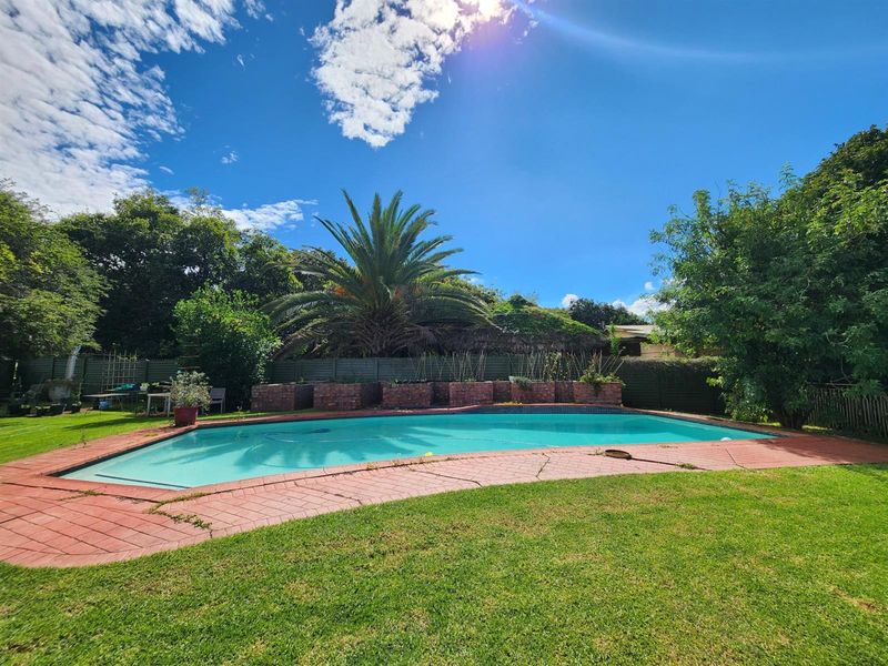 5 Bedroom, Including Flat, 3 Bathroom House with Pool, Borehole for sale in Valhalla Centurion - Photo 2