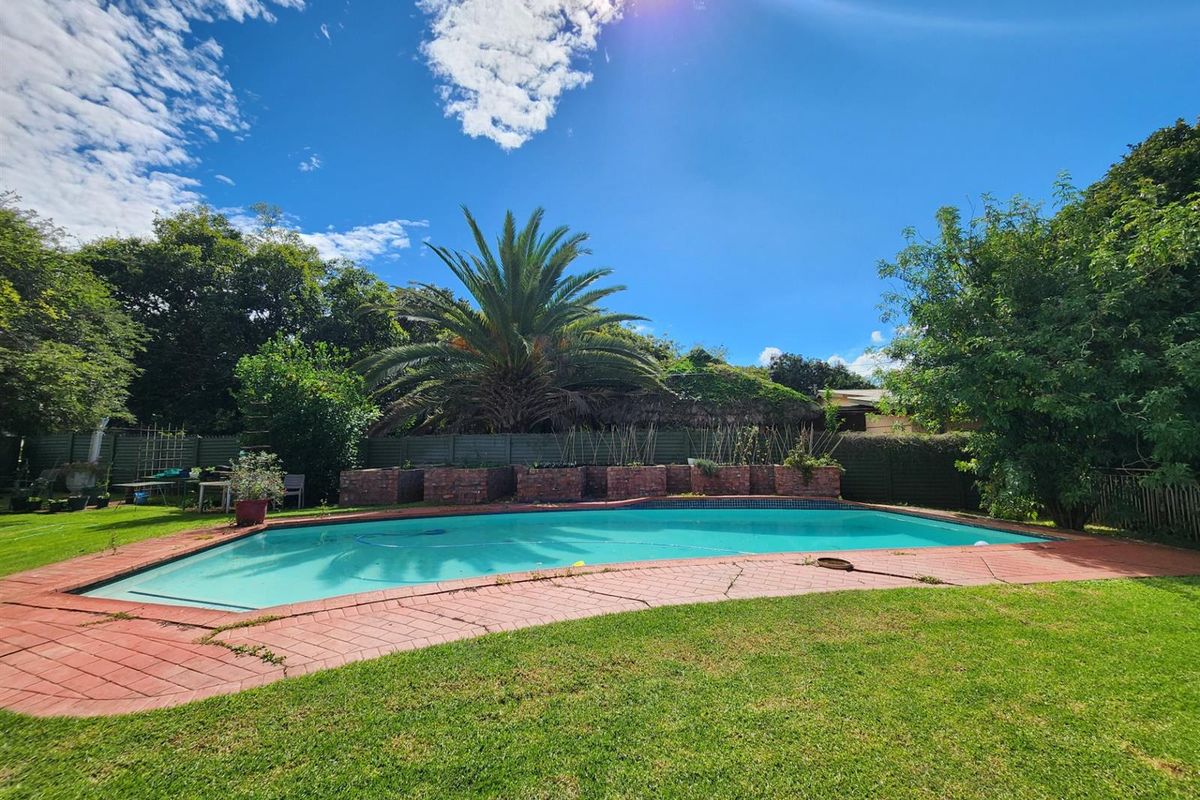 5 Bedroom, Including Flat, 3 Bathroom House with Pool, Borehole for sale in Valhalla Centurion - Photo 2