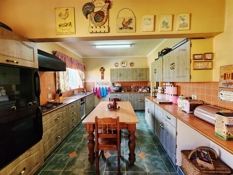 5 Bedroom, Including Flat, 3 Bathroom House with Pool, Borehole for sale in Valhalla Centurion - Photo 3