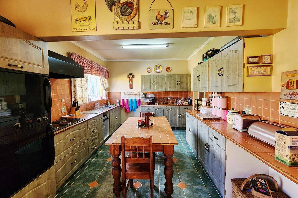 5 Bedroom, Including Flat, 3 Bathroom House with Pool, Borehole for sale in Valhalla Centurion - Photo 3